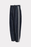 Calça Jeans com Tiras Laterais Sobrepostas