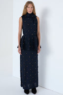 Vestido com Basque em Tricô Liso Bordado com Poás de Lã